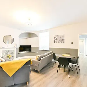 4 Bedroom, 2 Bathroom House - Free Parking Pontefract